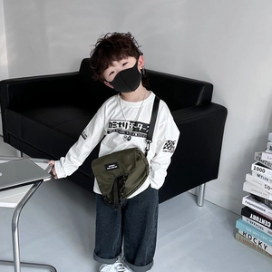 Sacoche enfant en toile avec t-shirt rétro et jean gris, tenue de style urbain moderne