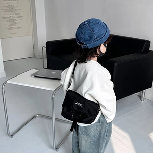 Sac bandoulière tendance en nylon noir pour enfants, style besace avec sangle réglable