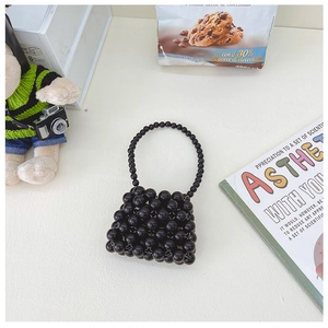 Dettaglio mini borsa fatta a mano in perline nere con accessori decorativi lifestyle