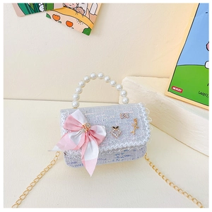 Détail du sac en tweed pour fille avec anse perle, sequins brillants et breloques déco