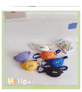 Détails macro des sacs de poitrine en toile pour enfants en six couleurs avec logo Pila