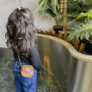 Sac bandoulière marron pour fille avec décor cœur et chaîne dorée élégante