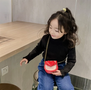 Sac à bandoulière en forme de cœur rouge et beige pour filles avec chaîne dorée