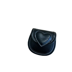Mini sac bandoulière noir pour fille avec grand cœur et surpiqûres blanches contrastées
