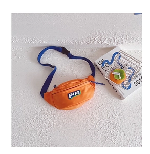 Détail de sac de poitrine orange en toile avec sangle bleue et marquage Pila pour enfants