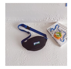 Détail du sac de poitrine noir pour garçon avec sangle bleue et broderie logo Pila