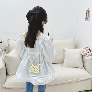 Top in pizzo bianco per bambine con borsa a tracolla intrecciata a mano con mini perle
