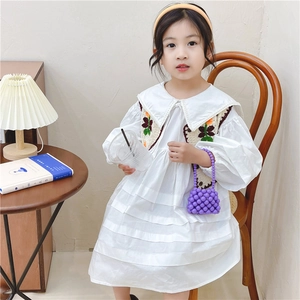 Mini abito bianco da bambina con gilet ricamato a fiori e borsa di perle viola
