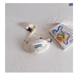 Vue détaillée du sac banane blanc pour enfants en toile avec sangle réglable et logo