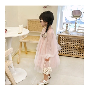 Dettaglio vestito rosa tutu per bambina con borsa di perle e scarpine argentate