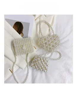 Dettaglio di mini borse in perle fatte a mano con design a cuore e patta chic