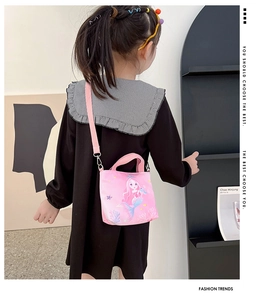 Sac bandoulière rose pour fille avec motif sirène porté par un jeune modèle