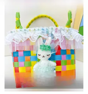 Détail d'un panier tressé avec dentelle blanche et adorable lapin en peluche pour fille