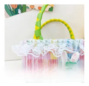 Détail d'un panier tressé coloré avec bordure en dentelle blanche et décor de lapin