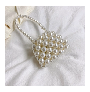 Vista dettagliata della borsa di perle fatta a mano per bambini con elegante lustro bianco