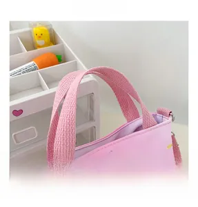 Détail de la poignée du sac en toile rose avec imprimé sirène mignon pour filles