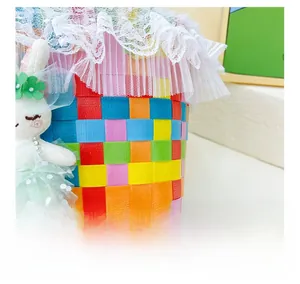 Détail du sac tissé coloré pour fille avec bordure en dentelle blanche et lapin mignon