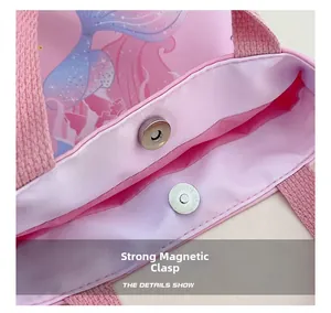Détail du sac en toile rose montrant le fermoir magnétique puissant et l'anse tissée