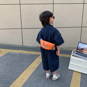 Sac de poitrine orange pour garçon avec combinaison bleu marine pour un look mode