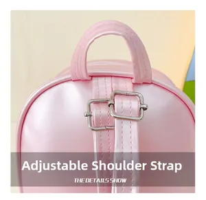 Détail de la bandoulière réglable et de la boucle argentée sur le sac à dos rose