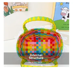 Vue intérieure du panier tressé coloré avec bordure en dentelle et poignées robustes