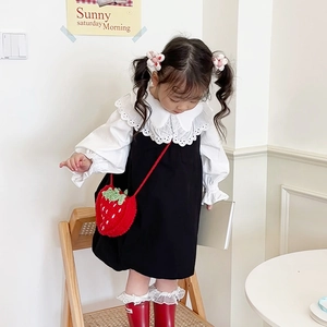 Mädchen-Set mit Spitzenkragen, schwarzem Kleid und roter Erdbeere-Strick-Umhängetasche