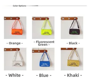 Vue détaillée des sacs barils en toile pour enfants en six couleurs et imprimé lettres