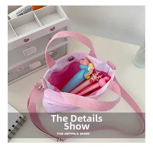 Vue détaillée de l'intérieur du sac en toile rose pour fille avec espace de rangement