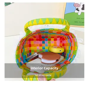 Capacité interne du sac de plage tissé coloré pour filles montrant le rangement