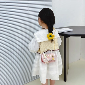 Rosa Kinderhandtasche aus Tweed mit süßem Hasen und elegantem Perlengriff-Detail