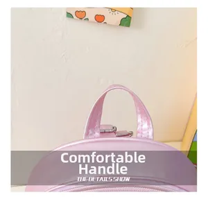 Détail du sac à dos rose en PU pour enfant avec finition brillante et poignée solide