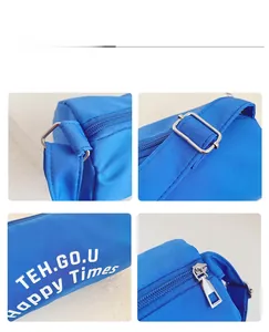 Détails du sac de sport cylindrique bleu avec boucles en métal et impression blanche