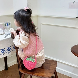 Handgefertigte Erdbeere Häkeltasche für kleine Mädchen in Rosa mit Blattdetails gestrickt