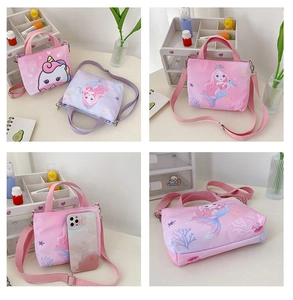 Détail d'un mini sac bandoulière en toile pour filles avec motifs licorne et sirène