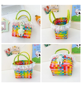 Vue détaillée du sac en paille tissé coloré avec dentelle et décoration de lapin mignon