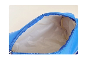 Vue détaillée de l'intérieur en toile et de la fermeture éclair de ce sac cylindre bleu