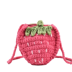Handgefertigte Erdbeere Häkeltasche für Mädchen in Rosa mit weißen Punkten