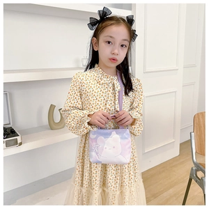 Fillette portant un sac bandoulière violet avec motif ours mignon et robe à fleurs