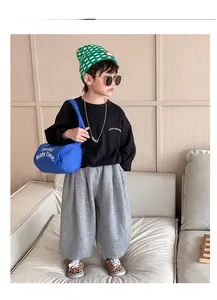 Vue détaillée du sac cylindrique en toile bleue pour enfants avec imprimé de lettres