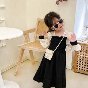 Abito bambina con maniche in organza e borsa a tracolla con cuore di perle