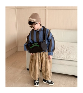 Tenue pour enfant avec sac cylindrique en toile noire et lettrage vert Happy Times