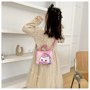 Détail du sac licorne rose avec poignée et bandoulière porté par un petit enfant