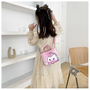 Détail du sac bandoulière rose pour enfants en toile avec licorne et motifs de glace