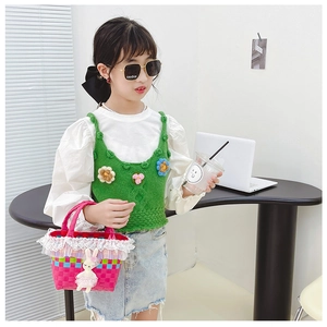 Détail du sac à main crochet rose avec poupée lapin et gilet tricoté vert pour filles