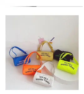 Détail de sacs bandoulière cylindriques colorés pour enfants en six teintes vives