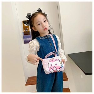 Vue détaillée du sac en toile rose pour fille avec licorne et bandoulière violette