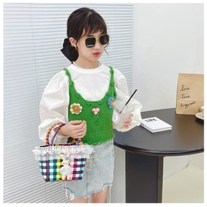Tenue d'été pour fille avec gilet en tricot floral, jupe en jean et sac à main lapin
