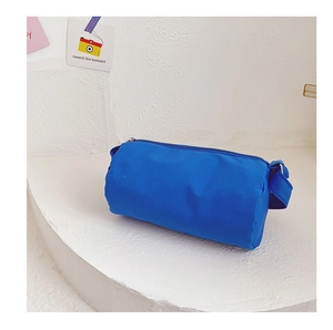 Détail du sac à bandoulière cylindrique bleu vif en toile avec sangle réglable et zip