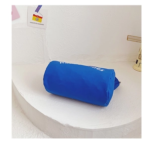 Gros plan du sac cylindre en toile bleue avec lettrage Happy Times blanc élégant