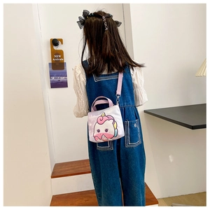 Vue détaillée d'un enfant portant le sac licorne violet avec bandoulière réglable